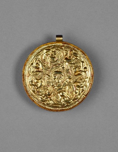 Colgante bracteato, de Faversham, Kent, anglosajón de Anglo Saxon